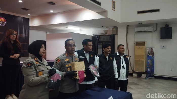 Polres Metro Jakarta Timur menggelar konferensi pers terkait kasus pengeroyokan yang menewaskan Rahmad Vaisandri di Pasar Rebo.