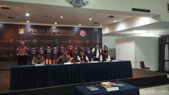 Polres Metro Jakarta Timur menggelar konferensi pers terkait kasus pengeroyokan yang menewaskan Rahmad Vaisandri di Pasar Rebo.