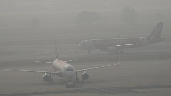 A Lion passenger plane takes off from the Don Muang airport covered with a thick layer of smog in Bangkok, Thailand, Monday, Feb. 3, 2025. (AP Photo/Sakchai Lalit)