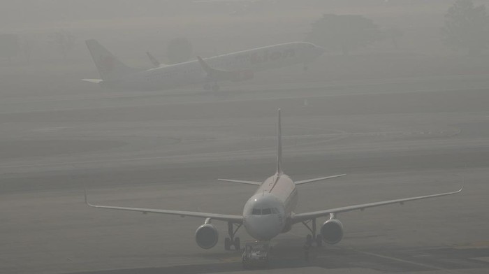 Potret Bandara Don Muang Bangkok Berselimut Kabut A Lion passenger plane takes off from the Don Muang airport covered with a thick layer of smog in Bangkok, Thailand, Monday, Feb. 3, 2025. (AP Photo/Sakchai Lalit)