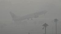 Sebuah pesawat penumpang Thai Lion lepas landas dari bandara Don Muang yang diselimuti kabut asap tebal di Bangkok, Thailand, Senin (3/2).  
