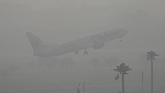 Potret Bandara Don Muang Bangkok Berselimut Kabut A Lion passenger plane takes off from the Don Muang airport covered with a thick layer of smog in Bangkok, Thailand, Monday, Feb. 3, 2025. (AP Photo/Sakchai Lalit)