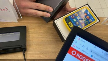 Ada orang beli iPhone X di Facebook Market. Pas sampai, isinya HP mainan. Sad... Foto: SauceAlfredo via Bored Panda