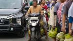 Potret Warga Antre Beli Gas 3Kg di Pamulang Tangsel