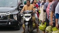 Antrean warga yang hendak membeli gas 3 kilogram mengakibatkan lalu lintas di lokasi macet.