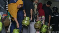 Warga antre mengaku baru bisa membeli gas 3kg hari ini karena beberapa hari ke belakang stok gas kosong di warung.