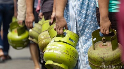 Potret Warga Antre Beli Gas 3Kg di Pamulang Tangsel
