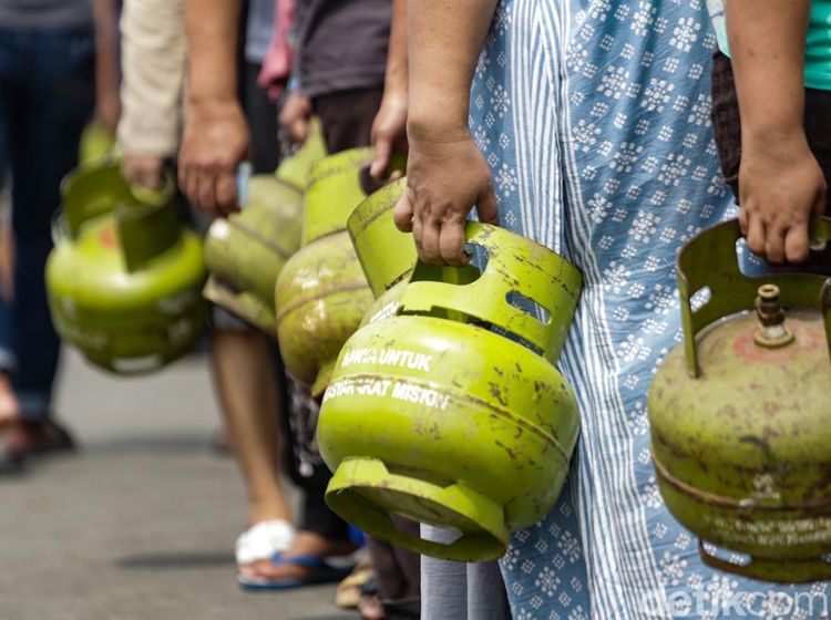 Potret Warga Antre Beli Gas 3Kg di Pamulang Tangsel