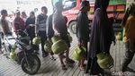 Potret Warga Antre Beli Gas 3Kg di Pamulang Tangsel