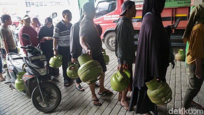 Potret Warga Antre Beli Gas 3Kg di Pamulang Tangsel Agen resmi yang menjual gas ukuran 3 kilogram di Jalan Setiabudi, Pamulang, Tangsel, diserbu warga pagi ini. Antrean warga yang hendak membeli gas 3 kilogram mengakibatkan lalu lintas di lokasi macet.