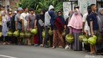 Potret Warga Antre Beli Gas 3Kg di Pamulang Tangsel