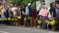 Warga antre membeli LPG 3kg di agen gas Pamulang, Tangsel, Senin (3/2/2025).