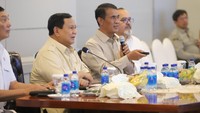 “Saya ucapkan terima kasih kepada Pak Mentan atas pengendalian Anda terhadap situasi pertanian. Saya akui, ini sangat bagus. Tinggal semua unsur bekerja sama untuk memperkuat upaya ini,” ujar Presiden Prabowo.Presiden Prabowo juga menyampaikan apresiasi kepada semua pihak yang telah bekerja keras, sehingga Indonesia semakin dekat dengan target swasembada beras dan menuju swasembada pangan. Menurutnya, masalah pangan adalah isu krusial yang berkaitan langsung dengan kedaulatan dan kemerdekaan bangsa/Foto: Dok Humas Kementerian Pertanian
