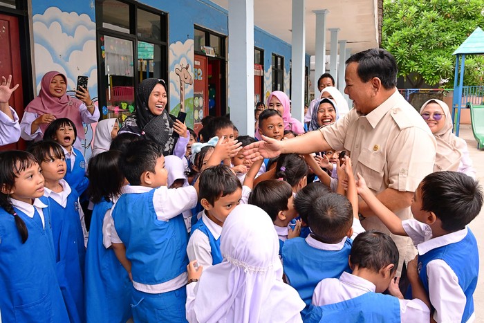 Presiden Prabowo Subianto meninjau pelaksanaan program makan bergizi gratis di sekolah TK-SD di kawasan Pulo Gadung, Jakarta Timur.