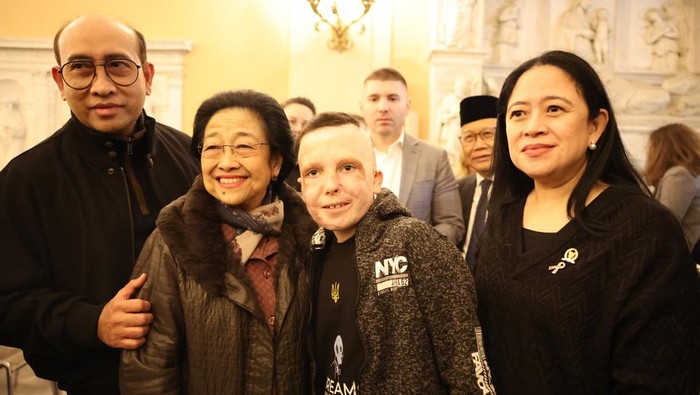 Presiden ke-5 RI sekaligus Ketua Umum PDI Perjuangan Megawati Soekarnoputri ditemani anak-anaknya, Puan Maharani dan M Rizki Pratama, bersama Roman Oleksiv, bocah penyintas perang Ukraina