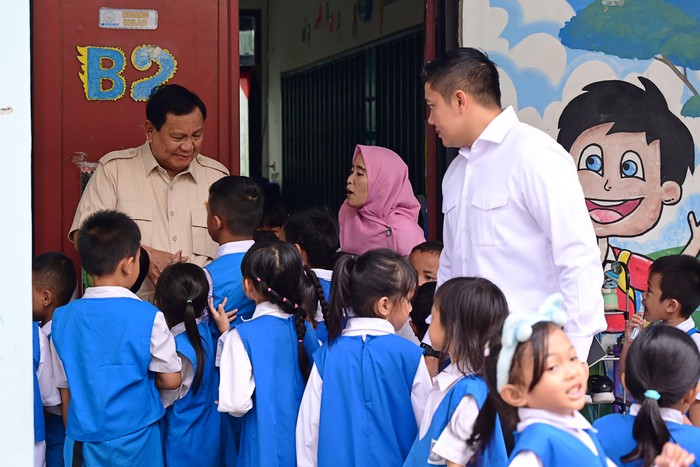 Presiden Prabowo Subianto mengunjungi TK Negeri 02 dan SDN 05 Jati di Pulogadung, Jaktim, 3 Februari 2025. (Dok Sekretariat Presiden)