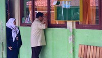 Presiden Prabowo nampak meninjau aktivitias para murid-murid sekolah di dalam kelas. Lewat jendela kelas, Prabowo menghormat ke para generasi penerus bangsa.
