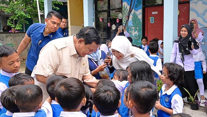 Presiden Prabowo Subianto mengunjungi TK Negeri 02 dan SDN 05 Jati di Pulogadung, Jaktim, 3 Februari 2025. (Dok Sekretariat Presiden)