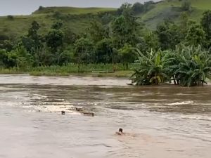 Aksi Nekat Pria Sumba Timur Terobos Banjir demi Selamatkan Sampan