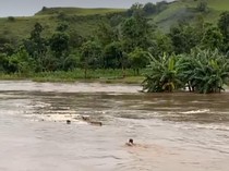 Aksi Nekat Pria Sumba Timur Terobos Banjir demi Selamatkan Sampan