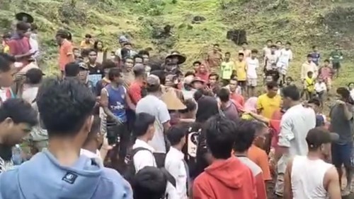 Proses evakuasi Burhan, korban meninggal tertimbun tanah longsor di Desa Nunggi, Kecamatan Wera, Kabupaten Bima, NTB, Senin, (3/2/2025). (Istimewa)