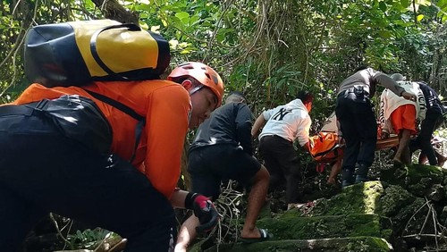 Proses evakuasi jasad pria di semak-semak cukup sulit di dekat pantai di Pecatu, Badung, Senin (3/2/2025).