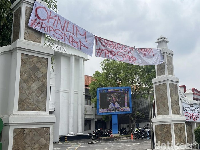 Siswa SMK N 2 lakukan protes ke sekolahan, Senin (3/2/2025).