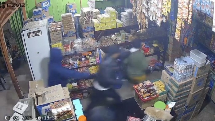 Rekaman CCTV perampok bersenpi satroni warung warga di Rohil, Riau. (Istimewa)