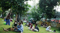 Taman Literasi memang ramai saat sore hingga malam hari. 