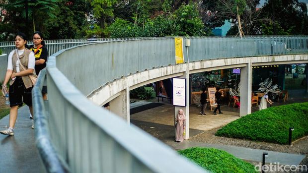 Gubernur terpilih Jakarta Pramono Anung berencana membuka sejumlah taman di Jakarta 24 jam. Warga berharap taman nantinya tidak dijadikan tempat tidur tunawisma seperti di luar negeri.