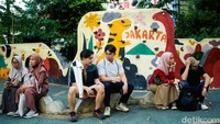 Warga mengunjungi Taman Literasi di kawasan Blok M, Jakarta. Gubernur Jakarta terpilih Pramono Anung berencana membuka sejumlah taman di Jakarta 24 jam sebagai salah satu bentuk program 100 hari kerjanya. Warga berharap taman nantinya tidak dijadikan tempat tidur tunawisma seperti di luar negeri.