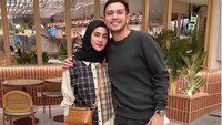 Pria kelahiran 27 Maret 1990 ini sering mengabadikan momen saat makan di restoran bersama sang istri, seperti pada foto ini. Foto: Instagram/Rifky Balweel