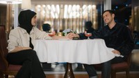 Tak jarang, mereka juga membagikan foto saat makan malam romantis di restoran keren dalam rangka merayakan hari jadi pernikahan. Foto: Instagram/Rifky Balweel