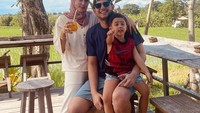 Salah satunya ada momen saat mampir ke kafe yang ada di Bali. Mereka berpose sambil menikmati minuman di kafe yang punya pemandangan sawah. Foto: Instagram/Rifky Balweel