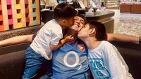 Rifky Balweel juga diklaim sebagai ayah idaman. Ini kedekatan Rifky Balweel dengan anak-anaknya saat makan bareng di restoran. Foto: Instagram/Rifky Balweel