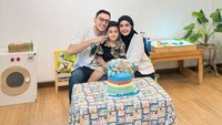 Kekompakan Rifky Balweel dan Biby Alraen patut diacungi jempol. Mereka memberikan kejutan kue ulang tahun untuk anaknya. Foto: Instagram/Rifky Balweel