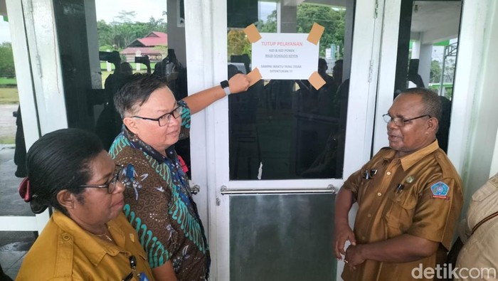 Dokter RSUD Scholoo Keyen, Sorong Selatan, mencabut tulisan penghentian pelayanan di pintu rumah sakit.