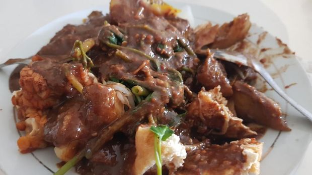 Rujak Cingur Legendaris di Surabaya Rujak Cingur Legendaris di Surabaya