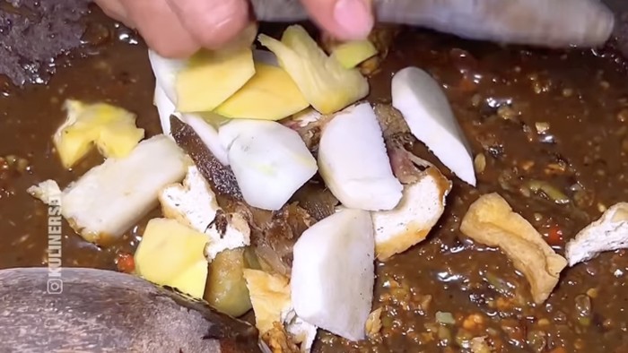 Mencicipi Rujak Cingur Bu Wagiti, Rasa Khas Surabaya Tak Lekang Zaman