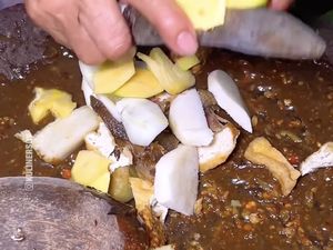 Mencicipi Rujak Cingur Bu Wagiti, Rasa Khas Surabaya Tak Lekang Zaman