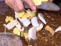 Mencicipi Rujak Cingur Bu Wagiti, Rasa Khas Surabaya Tak Lekang Zaman