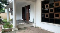 Semula, rumah tersebut arsitekturnya seperti rumah besar tahun 2000-an dengan atap merah bata, fasad tinggi dan lebar. Lalu, ada pagar beton yang menutup tampilan pintu masuk dari luar. Bagian dalamnya terdapat banyak ruangan dari lantai bawah ke atas. Foto: Instagram @rianekkypradipta