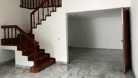 Secara keseluruhan rumah ini memakai warna putih dan coklat. Material yang banyak dipakai adalah kayu, pada bagian kusen, tangga, pintu, hingga rak-rak di lantai atas. Foto: Instagram @rianekkypradipta