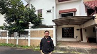 Rian membeli rumah tersebut dalam kondisi siap huni. Lokasinya berada di Pondok Indah. Namun, ia ingin ada sentuhan yang menyesuaikan dengan seleranya, alhasil rumah tersebut dibongkar. Dalam foto ini merupakan penampakan rumah tersebut sebelum direnovasi. Lalu, pada Februari Rian sempat memperlihatkan desain rumah barunya karya dari GLU Studio. Foto: Instagram @rianekkypradipta