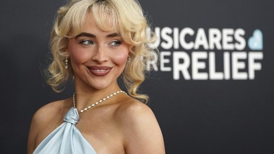 7 Foto Gaya Sabrina Carpenter Pamer Punggung Berhias Kalung Berlian 50 Karat