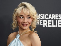 7 Foto Gaya Sabrina Carpenter Pamer Punggung Berhias Kalung Berlian 50 Karat