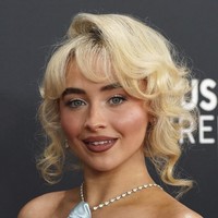 Sabrina CarpenterPenyanyi ‘Espresso’ ini tetap mempertahankan estetika retro-glamnya dengan updo curly pinned, alis tegas, dan bibir berkontur. Penata rambut Evanie Frausto menggunakan L’Oréal Professionnel AirLight Pro serta produk dari Redken untuk menciptakan tampilan rambut ala Prancis. Sementara itu, makeup artist Carolina Gonzalez mempersiapkan kulit Sabrina Carpenter dengan skincare dari SK-II sebelum mengaplikasikan makeup dari Prada Beauty. Foto: Jordan Strauss/Invision/AP