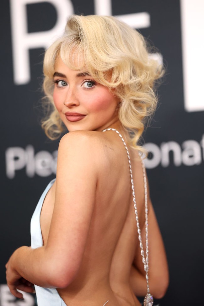 Gaya Sabrina Carpenter semakin mencuri perhatian berkat kalung berlian yang menghiasi punggungnya. Kaun berlian dari koleksi Chopard itu dihiasi berlian 50 karat dan rantainya dari emas putih 18 karat. Foto: Getty Images for The Recording A/Matt Winkelmeyer