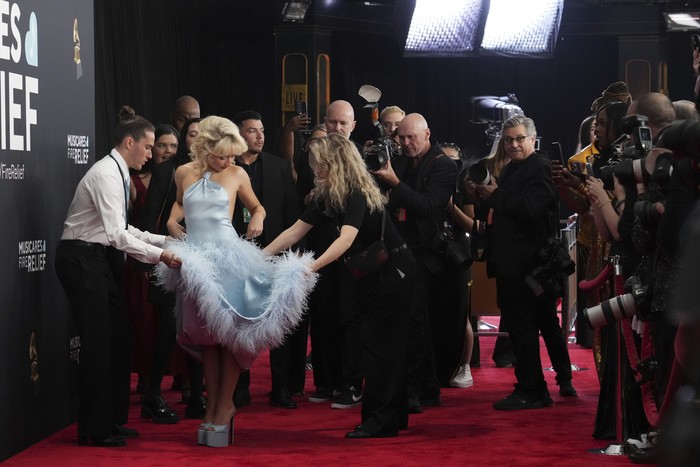 Sabrina Carpenter di Grammy Awards 2025 Sabrina Carpenter arrives at the 67th annual Grammy Awards on Sunday, Feb. 2, 2025, in Los Angeles. (Photo by Jordan Strauss/Invision/AP)