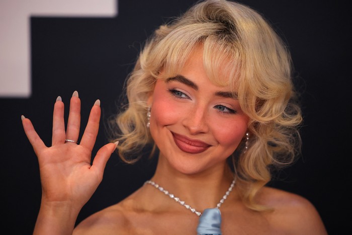 Sabrina Carpenter Sabrina Carpenter berpose di red carpet Grammy Awards ke-67